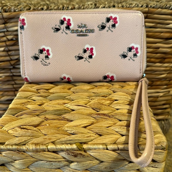 Coach Handbags - Coach Wristlet